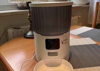 Podajnik karmy sterowany elektronicznie