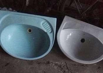 Cztery umywlki białe 55cm i błękitne 60cm