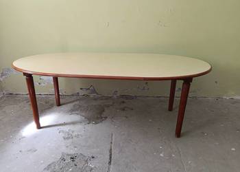 duży owalny stół biesiadny
