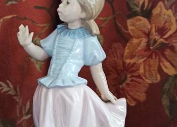 FIGURKA  DZIEWCZYNKI.  Lladro. Syg. Nao. Made in Spain.