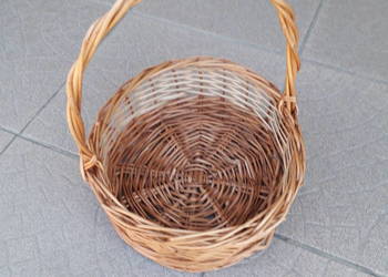 Koszyk wiklinowy, okrągły, ok. 23 cm średnicy, 7 cm głębokości