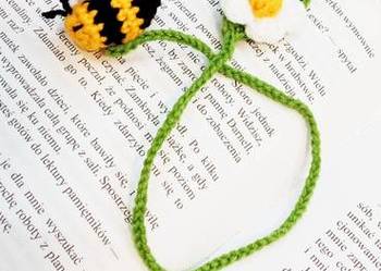 Pszczółka wykonana na szydełku, zakładka do książki