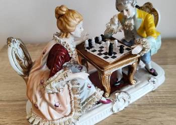 Figurka porcelanowa Para grająca w szachy ręcznie malowana Figurka porcelanowa Para grająca w szachy ręcznie malowana