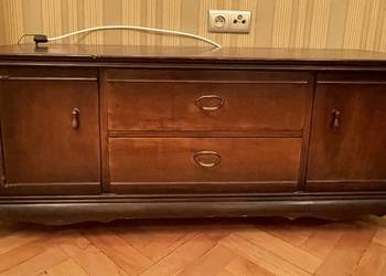 Antyczna komoda z ciemnego drewna – styl i funkcjonalność