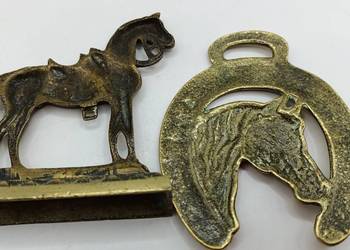 Dwie dekoracje ozdoby mosiężne z motywem konia