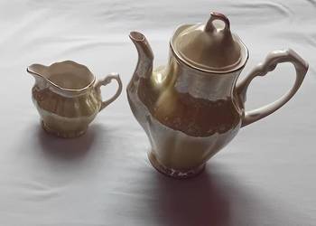 Dzbanek + mlecznik porcelit Chodzież, fason 1500, kolor zielony iryzowany. Dzbanek + mlecznik porcelit Chodzież, fason 1500, kolor zielony iryzowany.