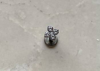 Kolczyk Labret Tytan z Cyrkoniami Kwiatek 3 mm, 8 mm (16G / 1.2 mm)