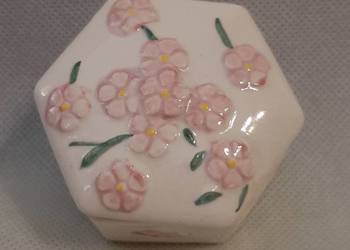 Porcelanowe puzderko/ szkatułka z kwiatkami made in Taiwan