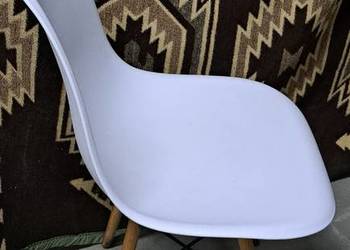 krzesło białe drewniane nogi