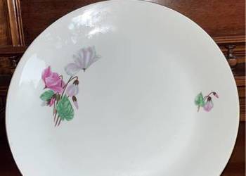 Patera Kahla. Z cyklamenami. Biała porcelana.