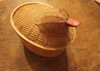 Stary wiklinowy pojemnik z kaczką. Vintage. Ręcznie robiony Chiny