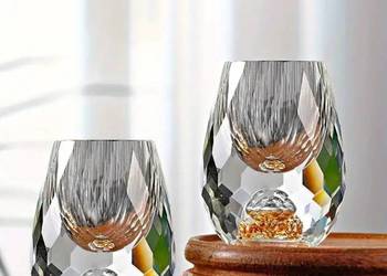 Dwa luksusowe złote kieliszki kryształy.