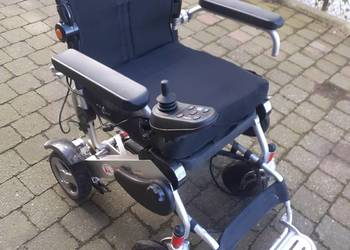 To wyjątkowy składany wózek inwalidzki z napędem elektr nowymi bateriami.