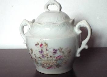 Cukiernica z białej porcelany