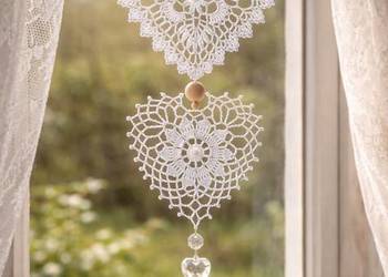 Szydełkowa zawieszka z motywem serduszek dekoracja rękodzieło