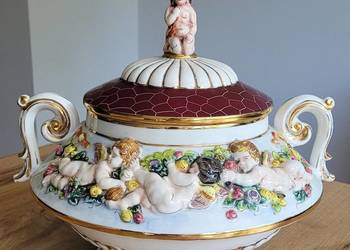 Duża Waza Capodimonte ręcznie modelowane putta otoczone girlandami kwiatów