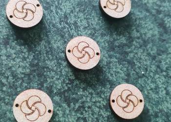 charms16 zawieszka drewno grawer 1,5 cm hand made
