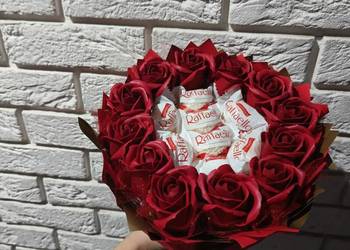 Bukiet z róży mydlanych i Raffaello Prezent na dzień babci box ze słodyczy