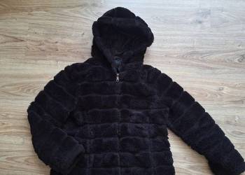 Świetne czarne sztuczne futro z kapturem i kieszeniami 40 kurtka