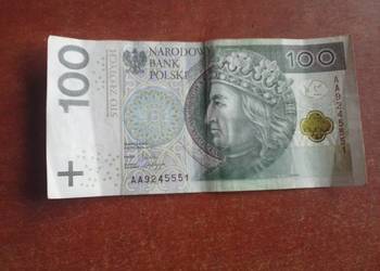 Banknot 100 zł o numerze AA9245551