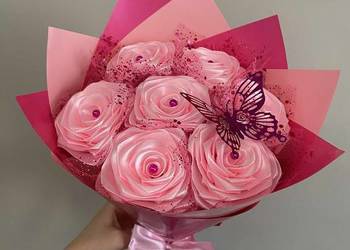 Uroczy mały bukiet 7 róż ze wstążki w odcieniach różu