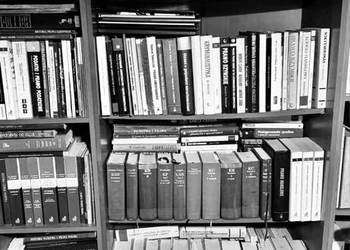 Kolekcja około 300 książek prawniczych do wystroju kancelarii.