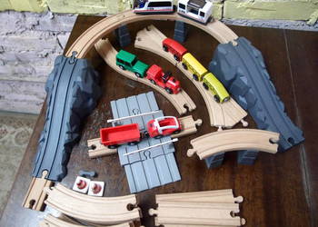 Kolejka elektryczna, drewniany tor, dodatkowe pociągi, wiadukt z przejazdem