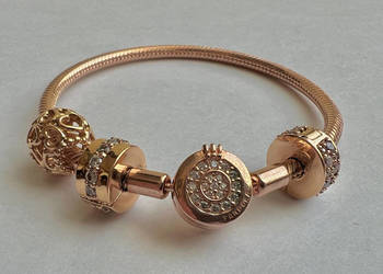 Rose Gold Pandora Moments – bransoletka + 3 charmsy pavé