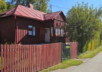 Drewniany dom z budynkiem gospodarczym