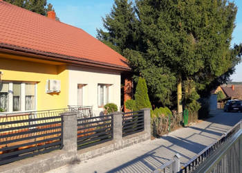 Mały bliźniak, z garażem, nad zalewem.