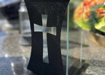 Znicz metalowo-szklany z krzyżem 26 × 13,5 × 13,5 cm – czarny elegancki
