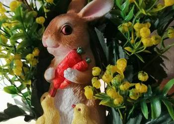 Stroik świąteczny wielkanocny z zajączkiem. Dekoracja świąteczna. Ozdoby