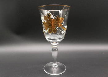 Kryształowy kieliszek do wina,charakteryzujący się ręcznie malowanym wzorem