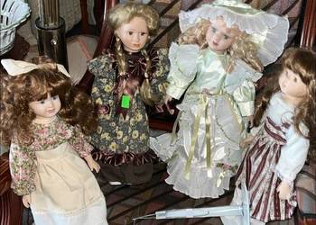 Lalka kolekcjonerska z kokardą .