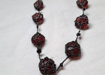 Naszyjnik handmade z kamieniami w kolorze burgundu
