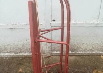 Mocne i wytrzymale sanki metalowe ze sznurkiem.