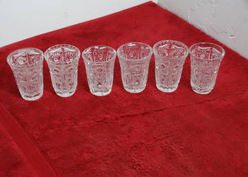 Zestaw 6 starannie szlifowanych szklanek kryształowych PRL – unikalne wzory