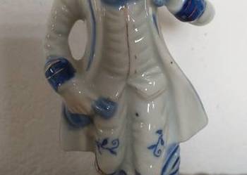 Porcelanowa figurka szlachcica w stroju dworskim.