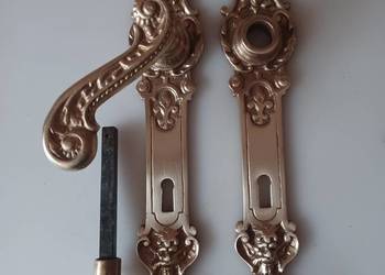 Piękny komplet szyldów i  klamek. Mosiądz.