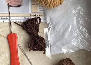Zestaw DIY do Szydełkowania Brelok Kapibara Crochet Kit Dla Początkujących