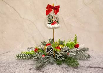 Świąteczna dekoracja z podwieszaną szklaną kulą