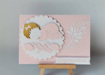 ZAPROSZENIA CHRZEST ŚWIĘTY DZIEWCZYNKA – DZIECIĄTKO W RAMCE C6 RÓŻ - BIEL