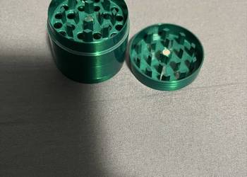 Młynek Grinder Crusher metalowy 4 częściowy do CBD lub tytoniu