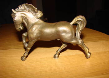 metalowa figurka konia