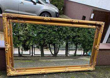 Lustro ścienne w drewnianej złotej ramie