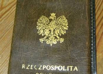 Okładka na paszport, brązowa z metalowymi okuciami w narożnikach