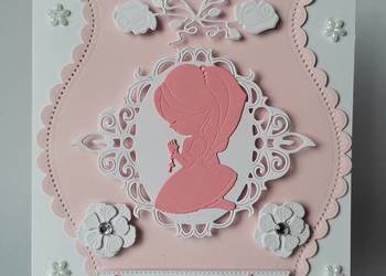 ZAPROSZENIA KOMUNIA DZIEWCZYNKA KLĘCZĄCA W RAMCE Z KORONKĄ – K4 – RÓŻ – BI