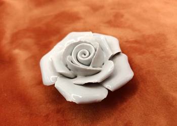 Figurka piękna ceramiczna róża w szarości Figurka piękna ceramiczna róża w szarości