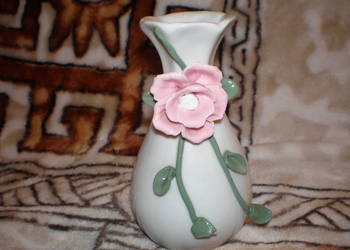 Sprzedam figurkę ceramiczną biały wazonik