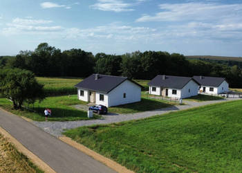 Nowoczesny dom parterowy 98 m² z pompą ciepła i dużą działką 8 arów